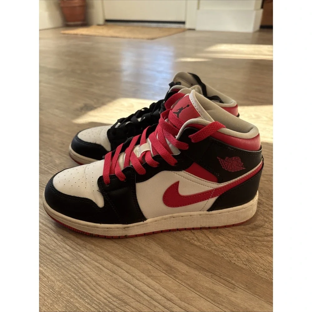 Air Jordan 1 Mid White Very Berry GS Youth Basketball Shoes Size 6 Y 554725-016‎